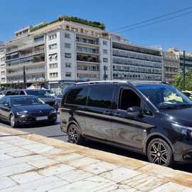 Łatwy transfer vanem i minibusem z miasta Ateny na lotnisko w Atenach