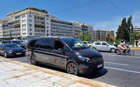Łatwy transfer vanem i minibusem z miasta Ateny na lotnisko w Atenach